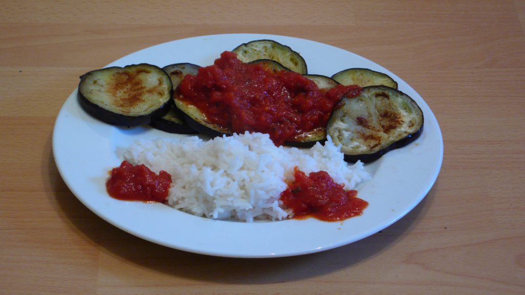 Augbergine mit Reis und Arrabiata-Sauce