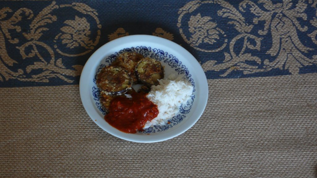 Aubergine im Haferflockenmantel mit Reis und Tom.soße