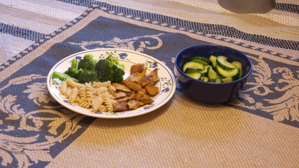 Curry-Filetstücke(Erbsenbasis) mit Beilagen