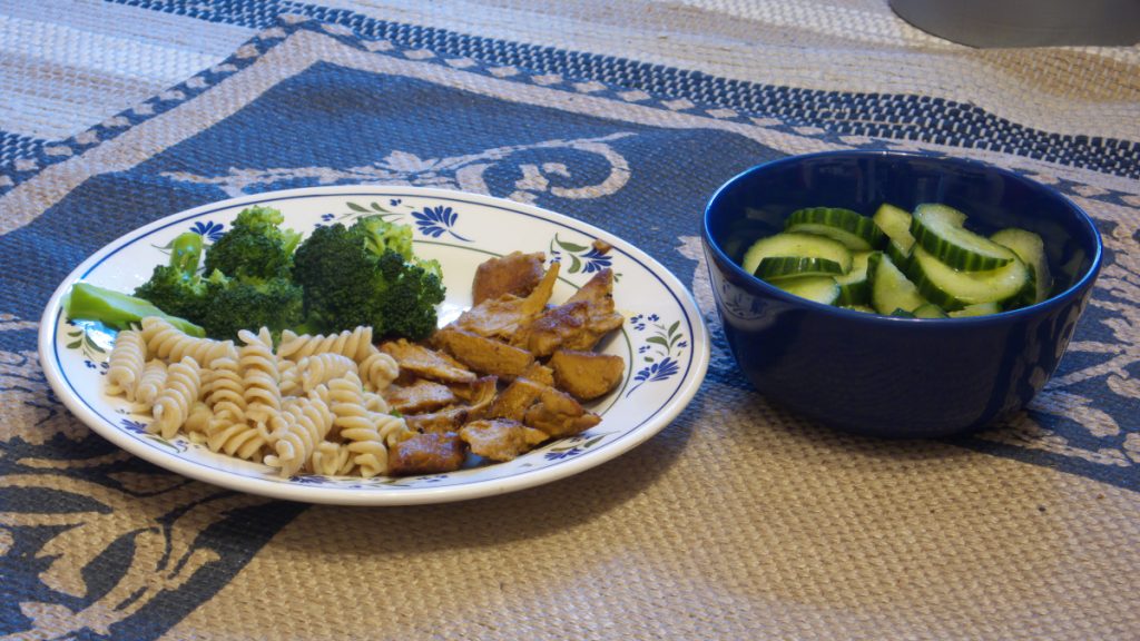 Curry-Filetstücke(Erbsenbasis) mit Beilagen