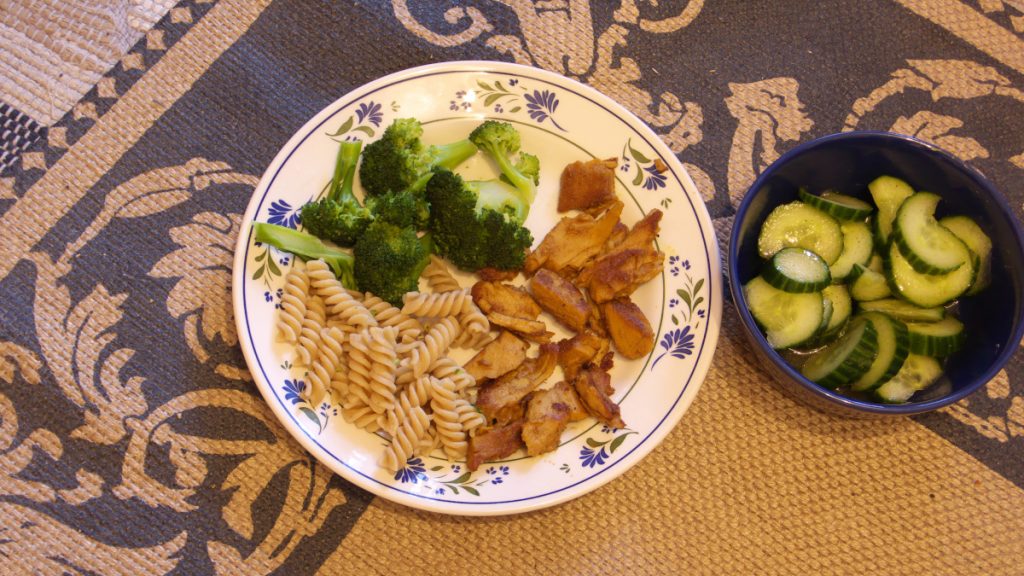 Curry-Filetstücke(Erbsenbasis) mit Beilagen