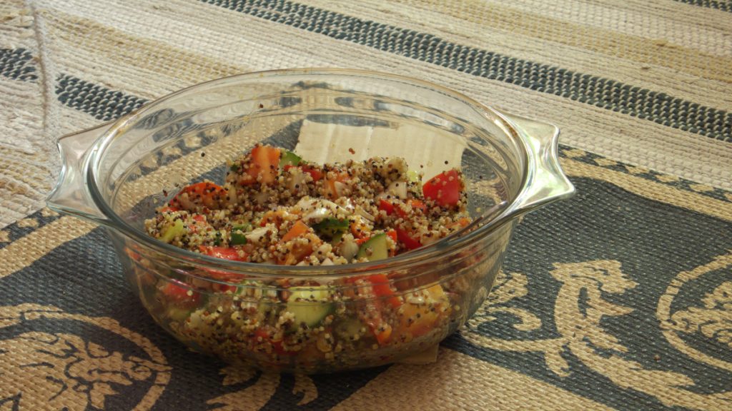 Quinoa Salat mit Paprika und Gurke