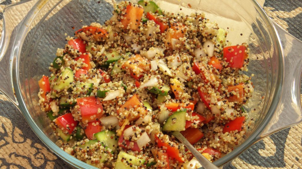 Quinoa Salat mit Paprika und Gurke