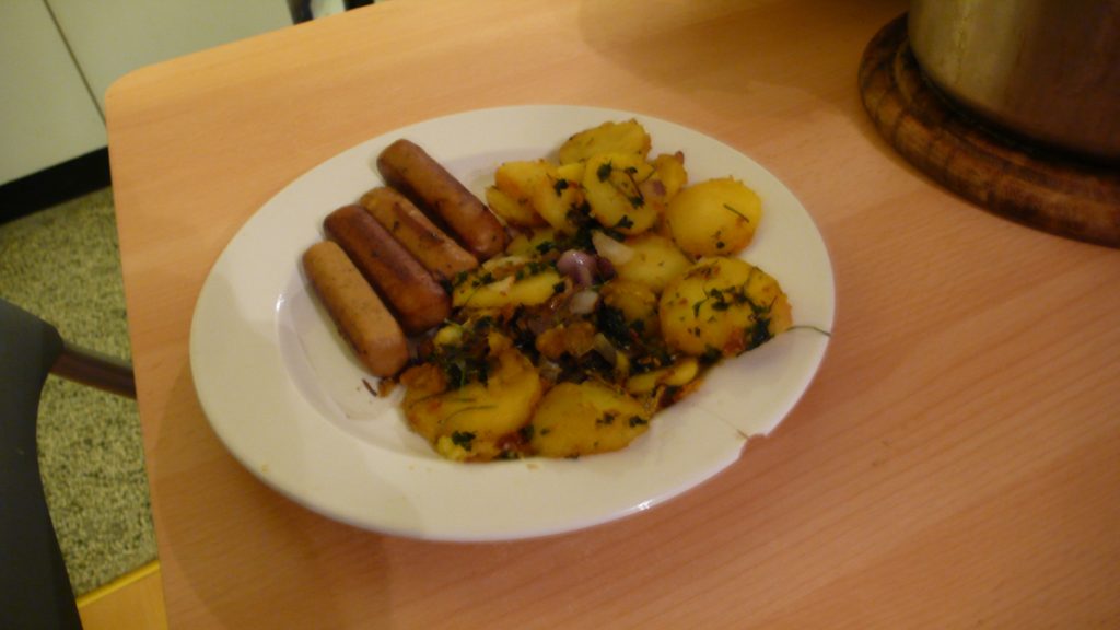 vegane Würstchen mit Bratkartoffeln