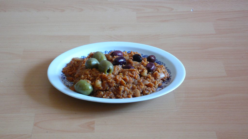 Rote Linsen mit Oliven