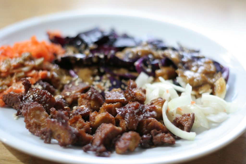 Tofuschnetzel mit Beilagen